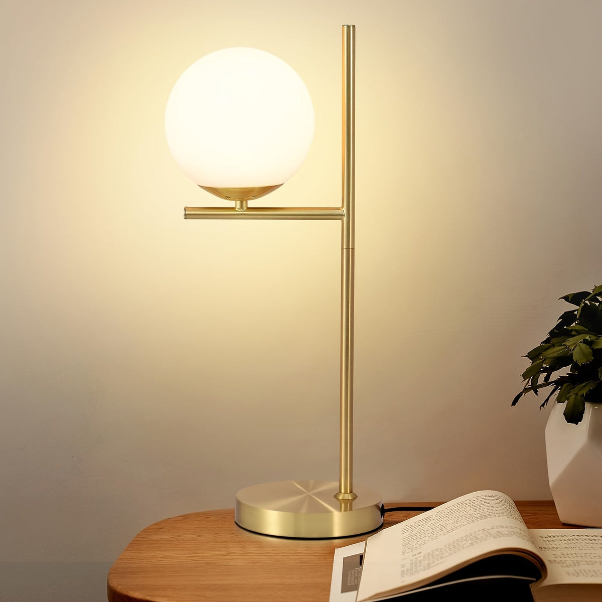 Industrialna elegancka lampa stołowa z mosiężną ramą i kulistym kloszem z matowego szkła