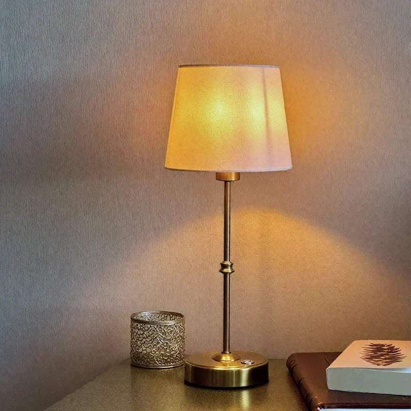 Bezprzewodowa ładowalna lampka stołowa z metalową podstawą i kloszem z tkaniny, o szczotkowanym wykończeniu i funkcji ściemniania
