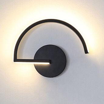 Minimalistyczna lampa ścienna z zakrzywionym łukiem, sylwetką i poświatą aureoli