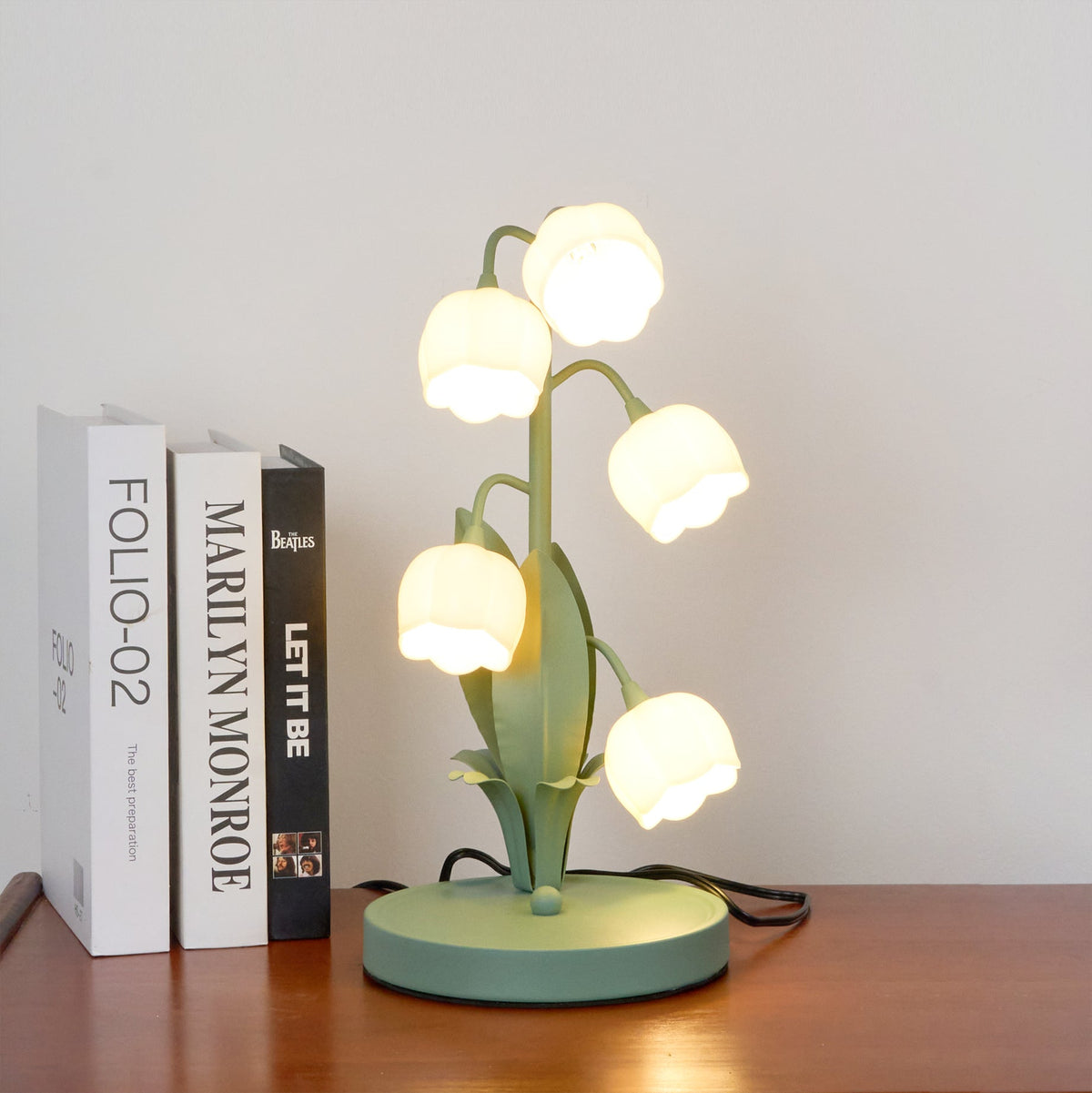 Lampa stołowa w kształcie tulipana z kwiatem orchidei