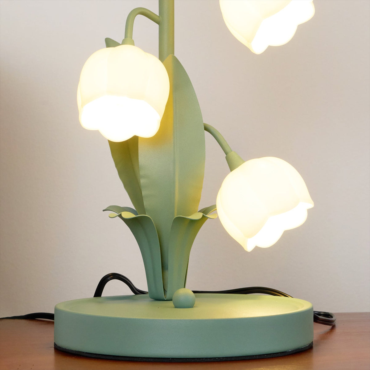 Lampa stołowa w kształcie tulipana z kwiatem orchidei