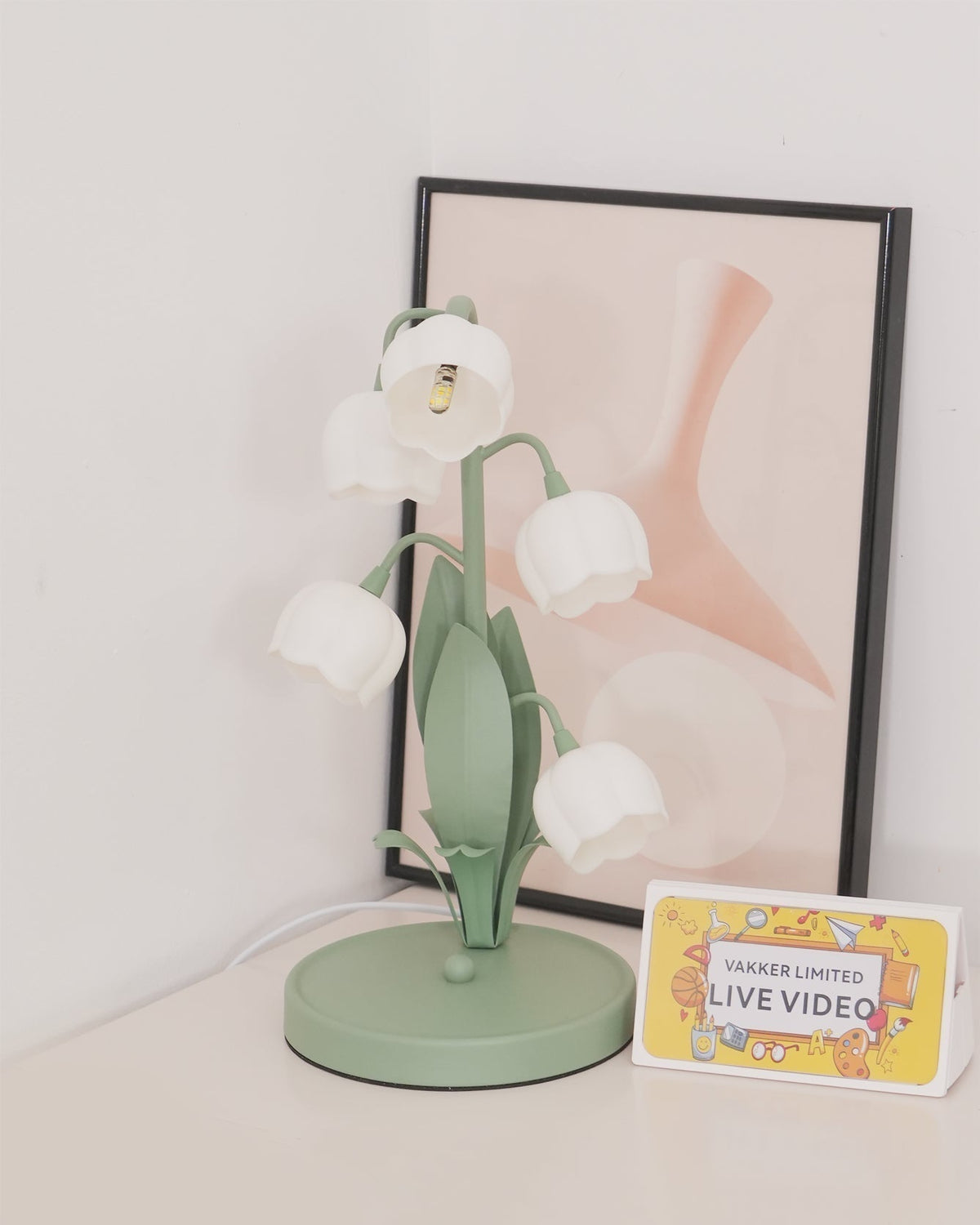 Lampa stołowa w kształcie tulipana z kwiatem orchidei