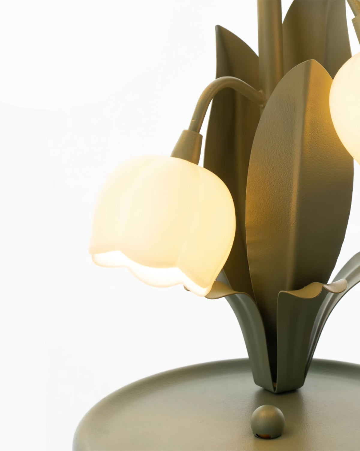 Lampa stołowa w kształcie tulipana z kwiatem orchidei