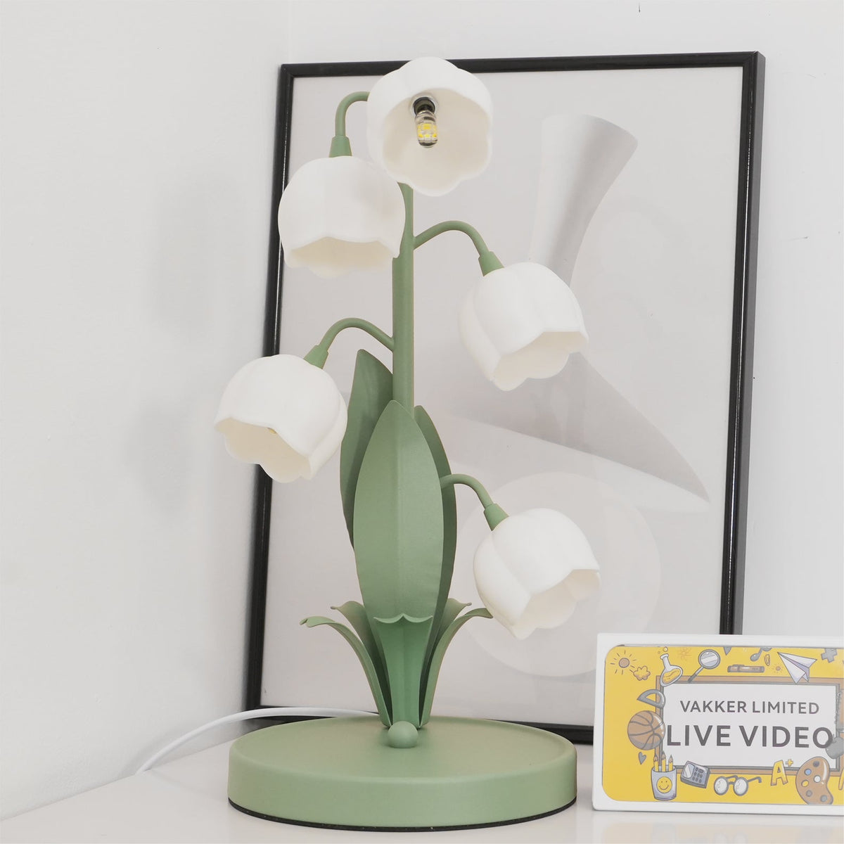 Lampa stołowa w kształcie tulipana z kwiatem orchidei