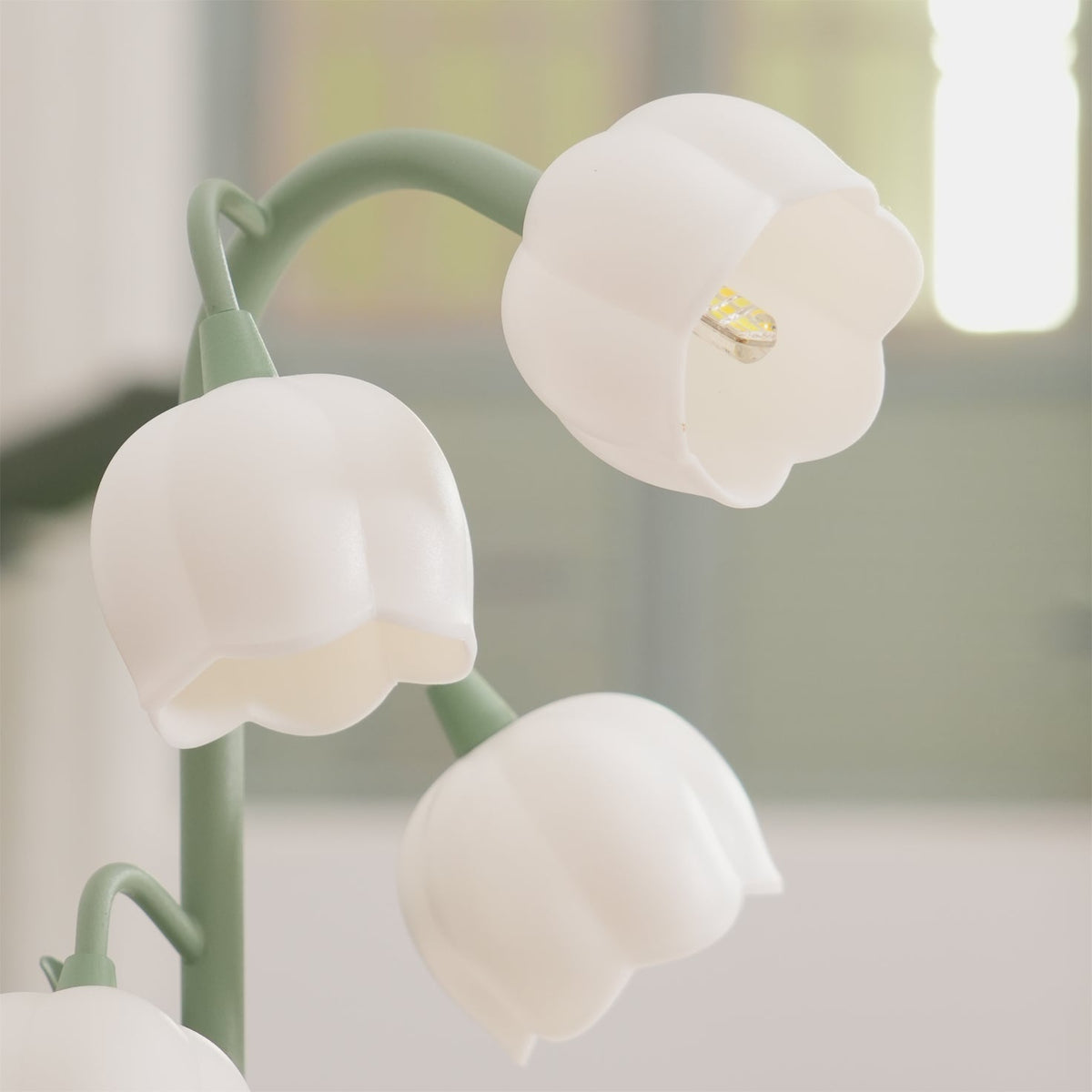 Lampa stołowa w kształcie tulipana z kwiatem orchidei