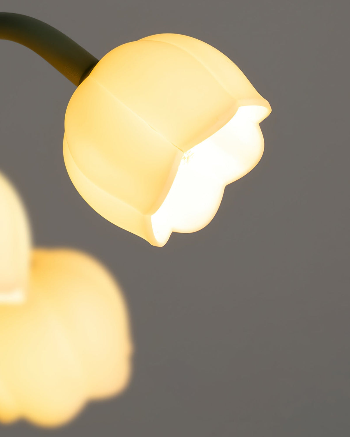 Lampa stołowa w kształcie tulipana z kwiatem orchidei