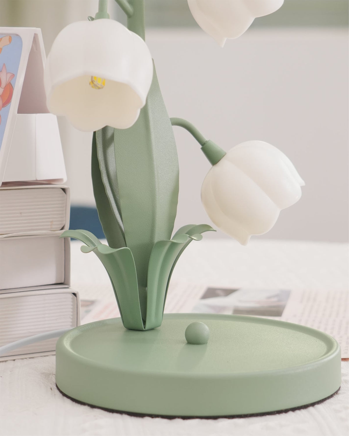 Lampa stołowa w kształcie tulipana z kwiatem orchidei