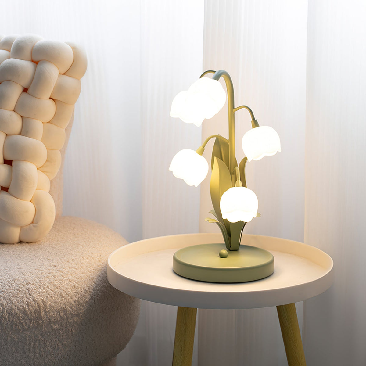 Lampa stołowa w kształcie tulipana z kwiatem orchidei