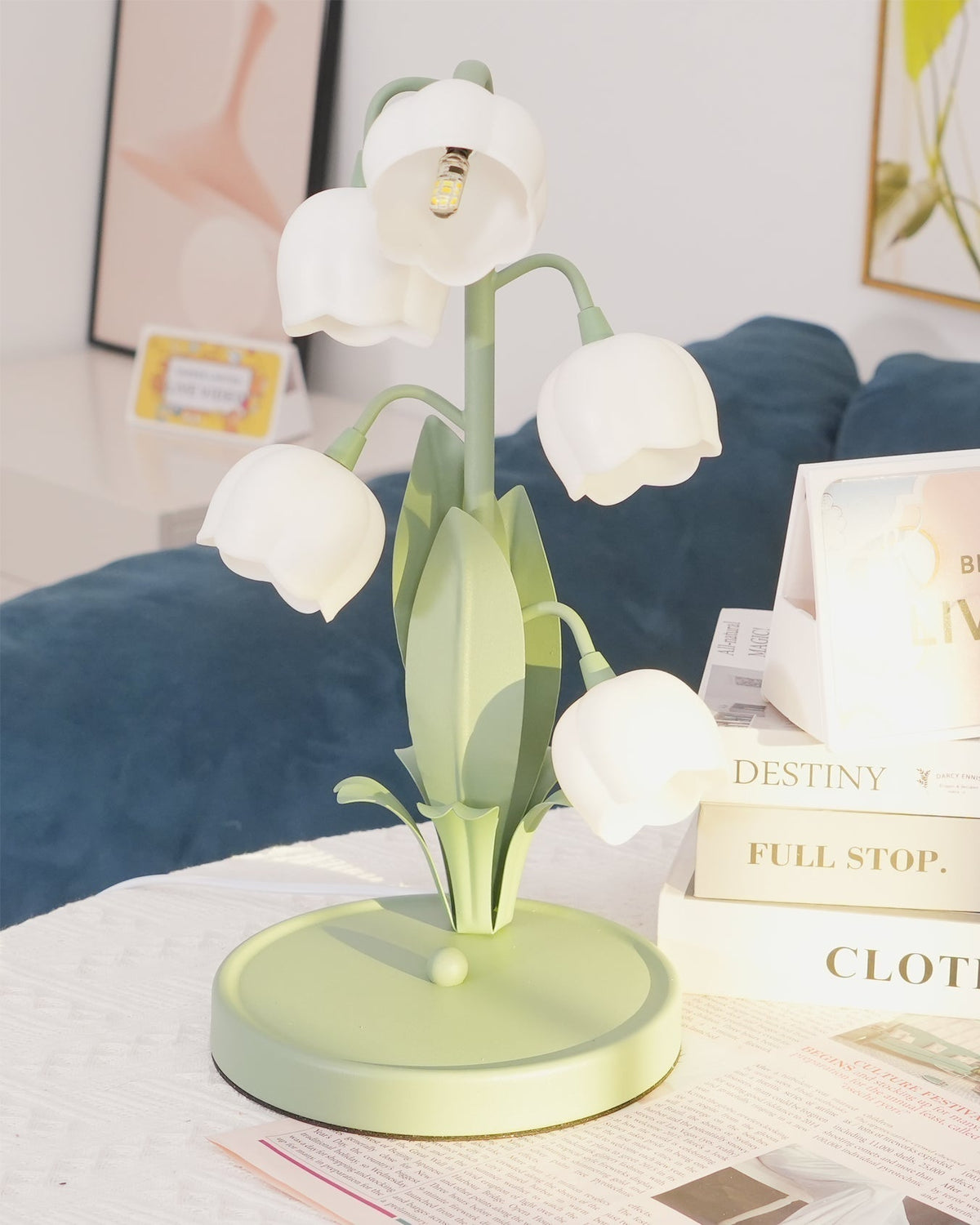 Lampa stołowa w kształcie tulipana z kwiatem orchidei