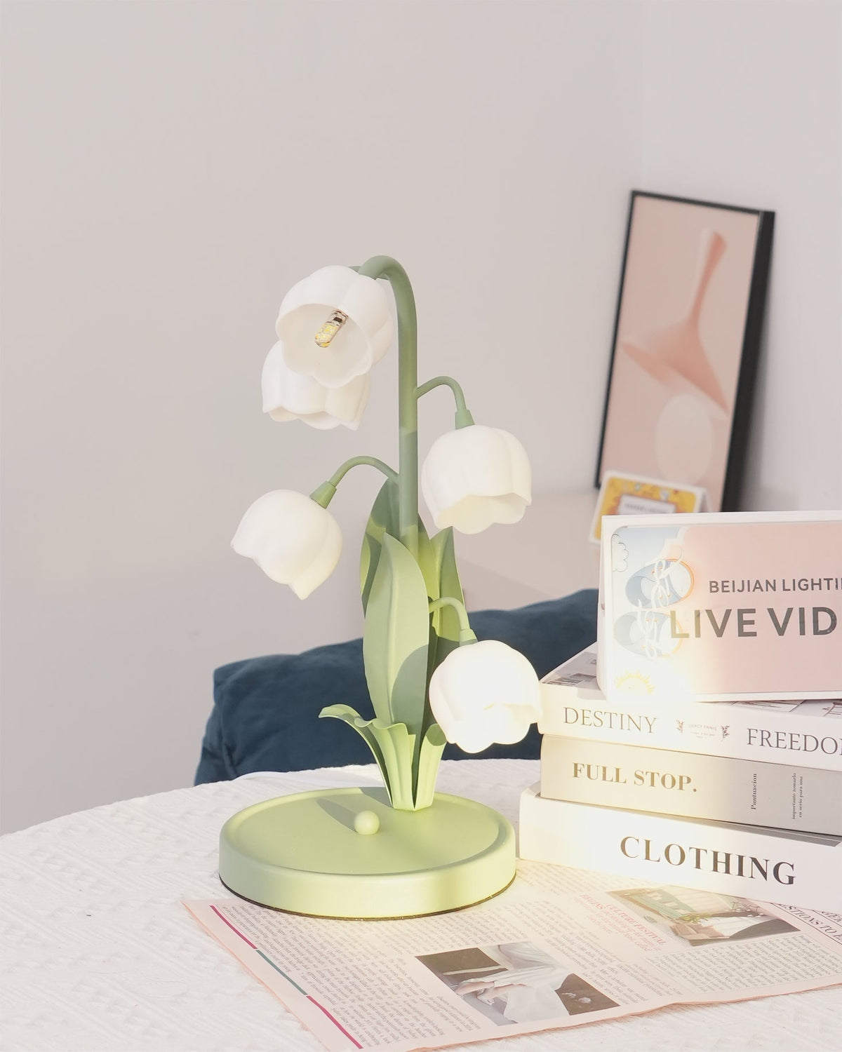 Lampa stołowa w kształcie tulipana z kwiatem orchidei