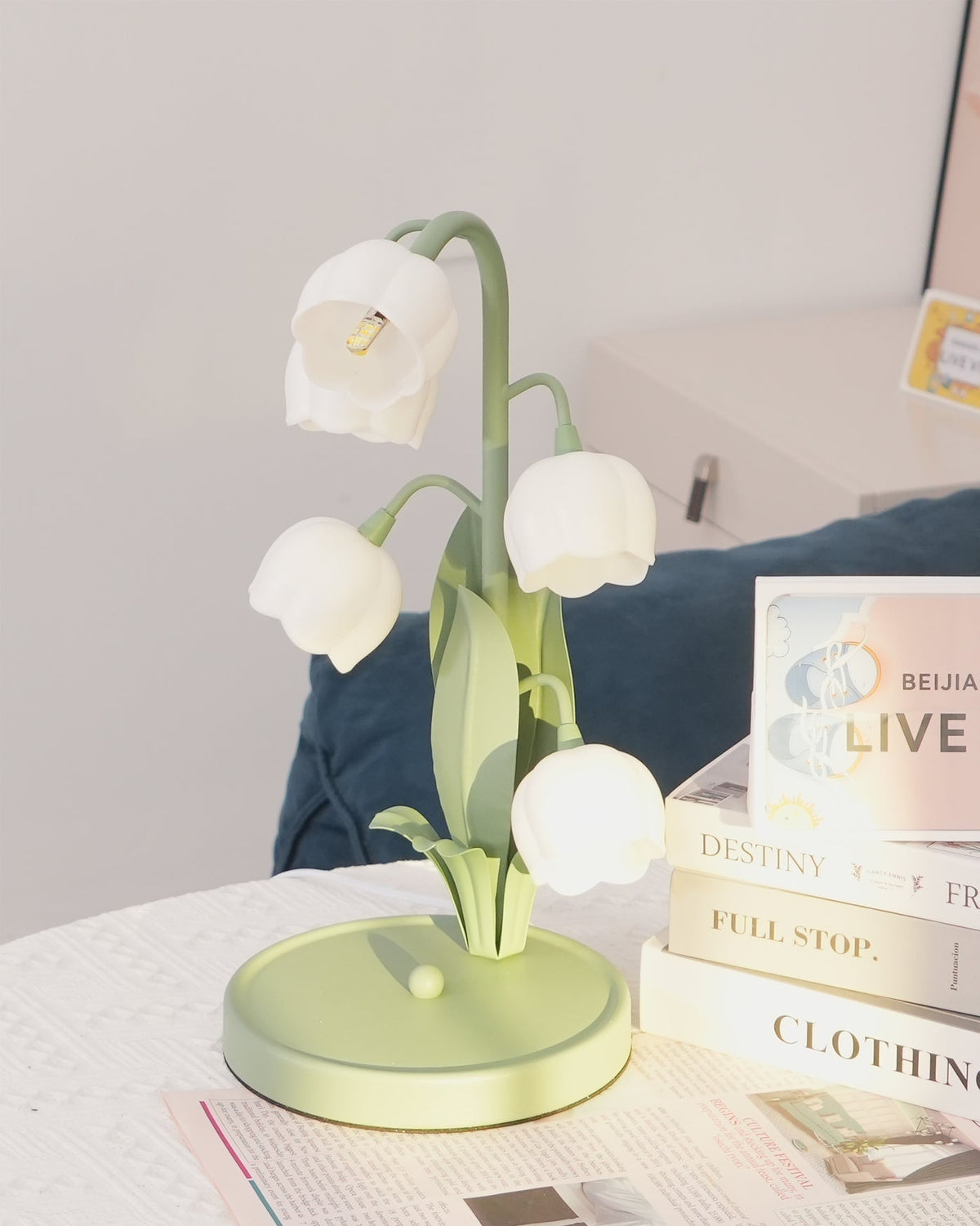 Lampa stołowa w kształcie tulipana z kwiatem orchidei