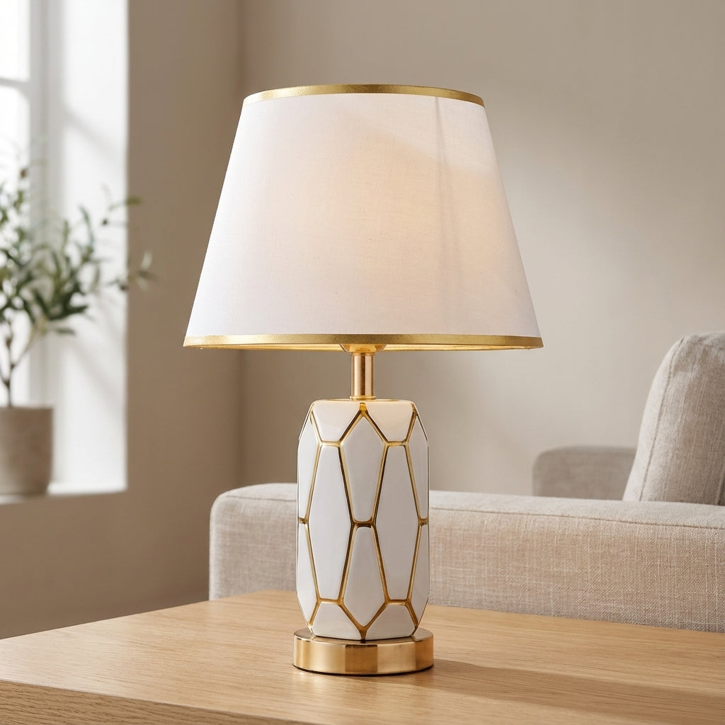 Ceramiczna lampka stołowa w stylu retro z materiałową podstawą i abażurem