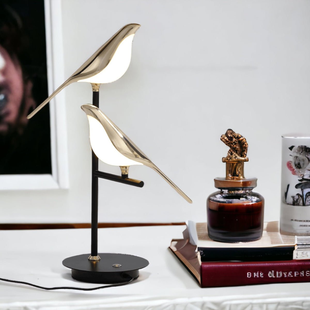 Nowoczesna nordycka metalowa lampa ścienna z rzeźbą ptaka siedzącego na gałęzi