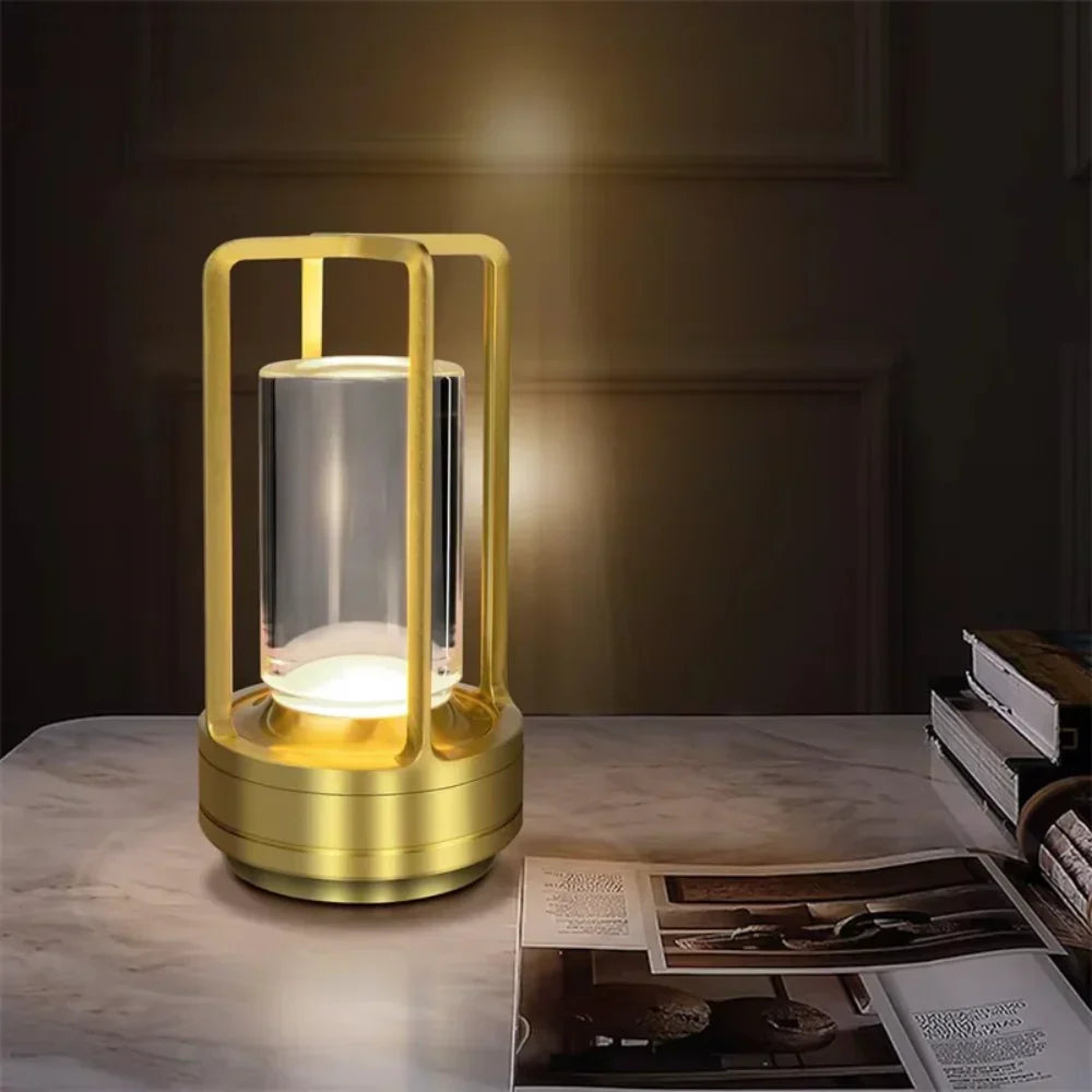 Nowoczesna lampa stołowa z metalową cylindryczną ramą i dotykowym sterowaniem