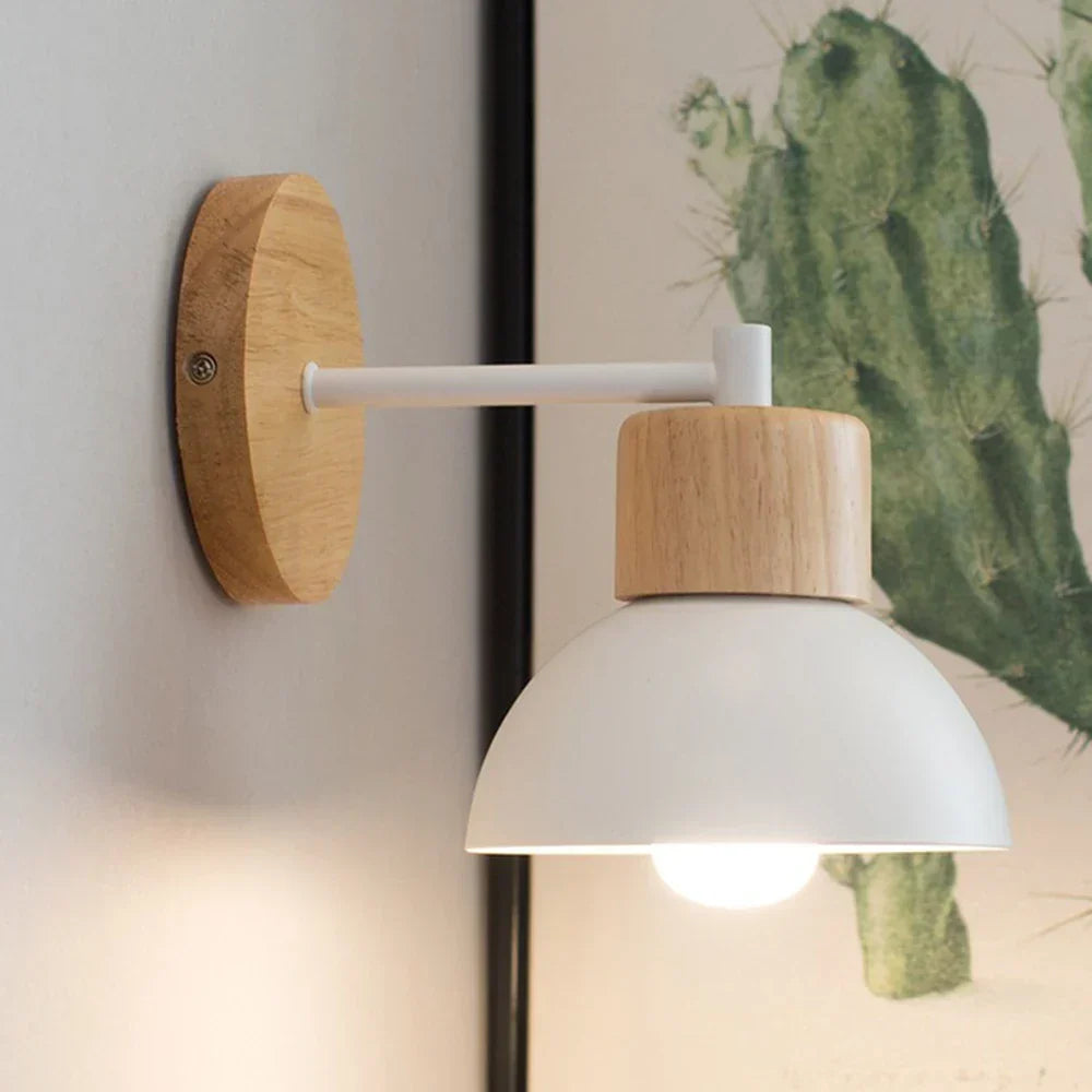 Nordycka drewniano-metalowa lampa ścienna nad łóżko