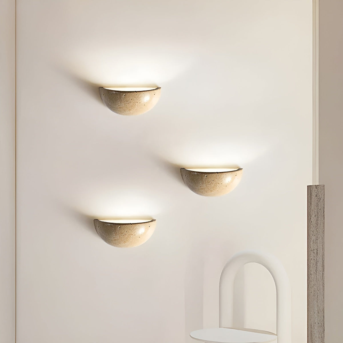 Półokrągła lampa ścienna z naturalnego kamienia w stylu wabi-sabi