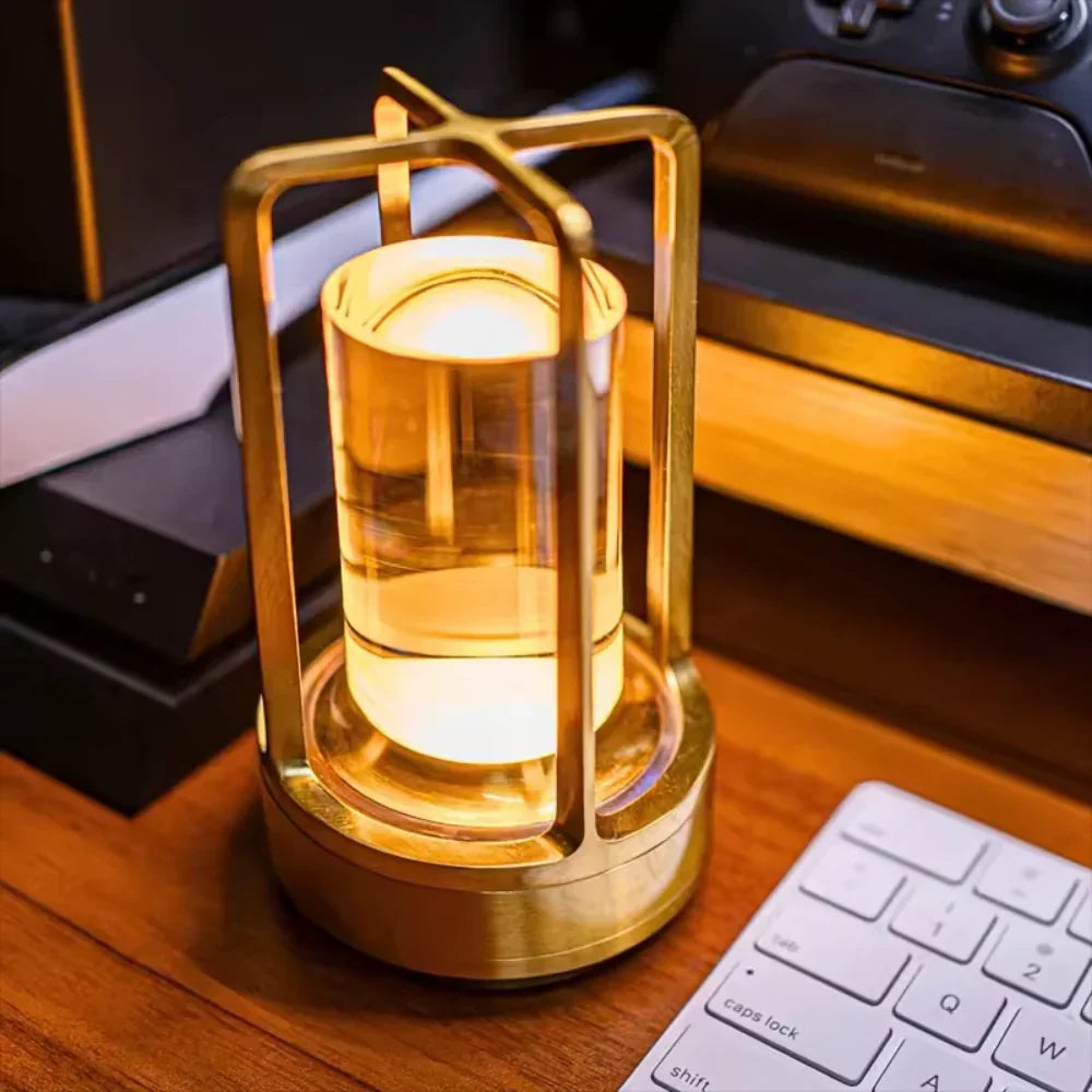 Nowoczesna lampa stołowa z metalową cylindryczną ramą i dotykowym sterowaniem