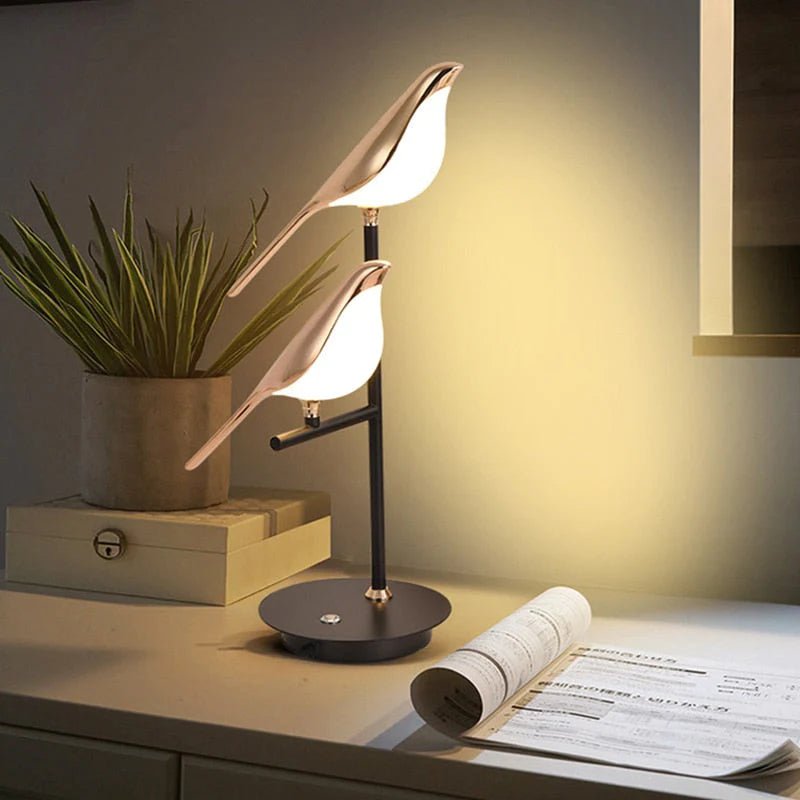 Nowoczesna nordycka metalowa lampa ścienna z rzeźbą ptaka siedzącego na gałęzi