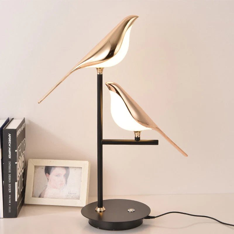 Nowoczesna nordycka metalowa lampa ścienna z rzeźbą ptaka siedzącego na gałęzi