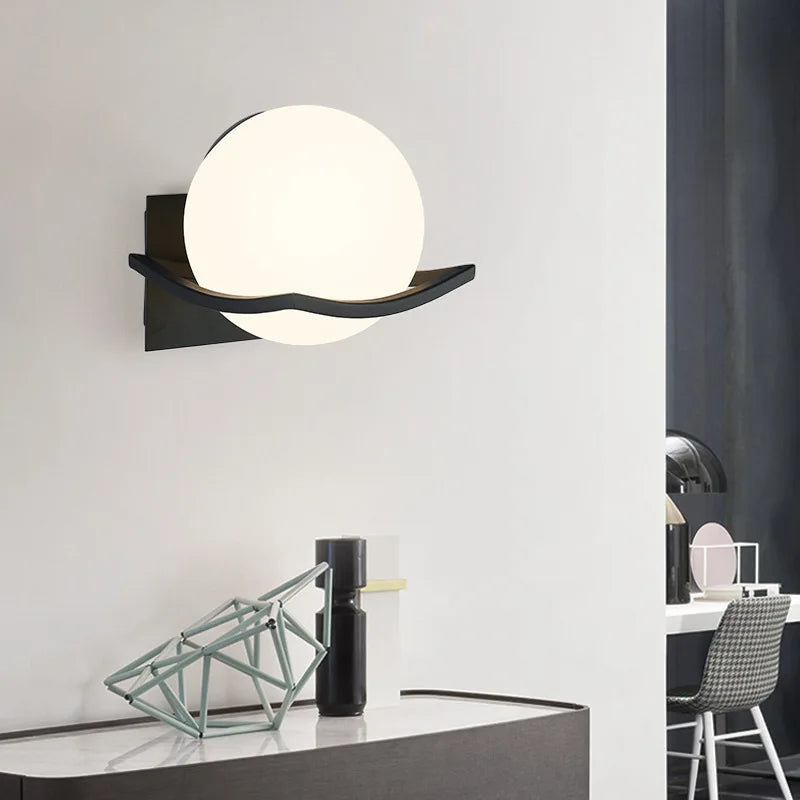 Minimalistyczna europejska lampa ścienna z kulistym kloszem z opalowego szkła