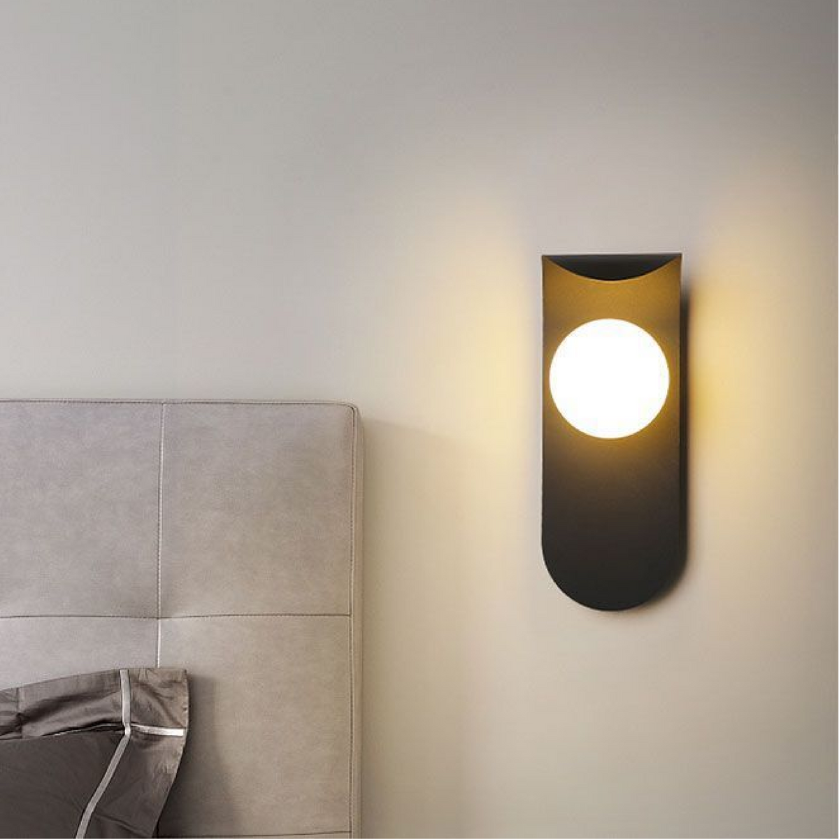 Nordycka minimalistyczna lampa ścienna z zakrzywionym panelem, matowym szklanym kloszem w kształcie kuli