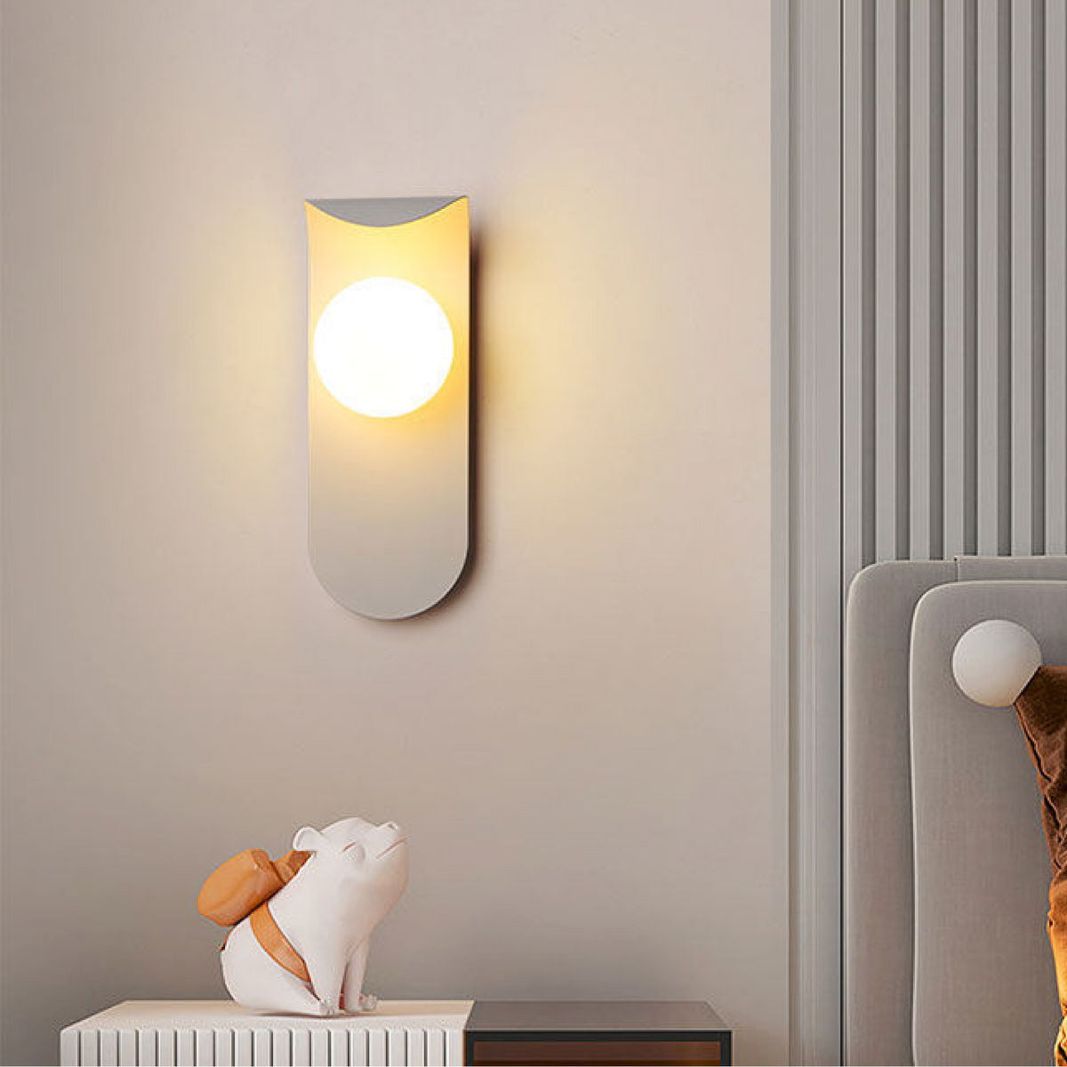 Nordycka minimalistyczna lampa ścienna z zakrzywionym panelem, matowym szklanym kloszem w kształcie kuli