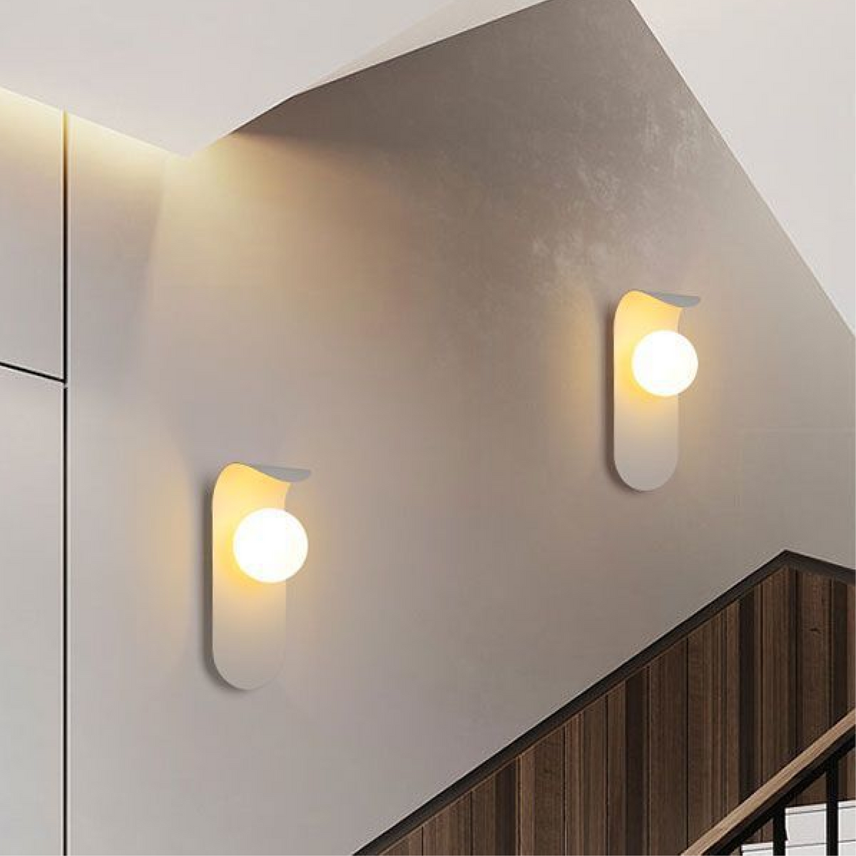 Nordycka minimalistyczna lampa ścienna z zakrzywionym panelem, matowym szklanym kloszem w kształcie kuli
