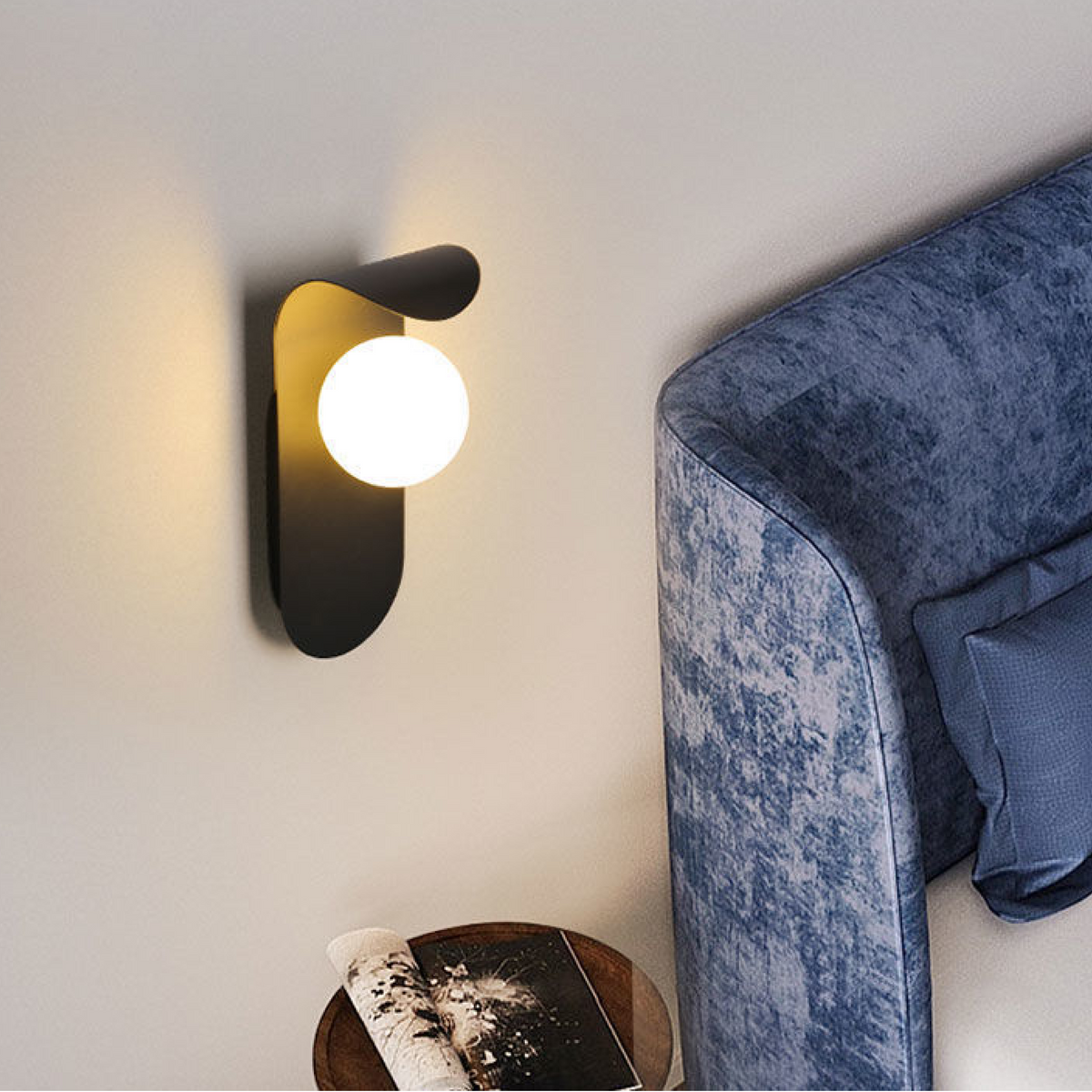 Nordycka minimalistyczna lampa ścienna z zakrzywionym panelem, matowym szklanym kloszem w kształcie kuli