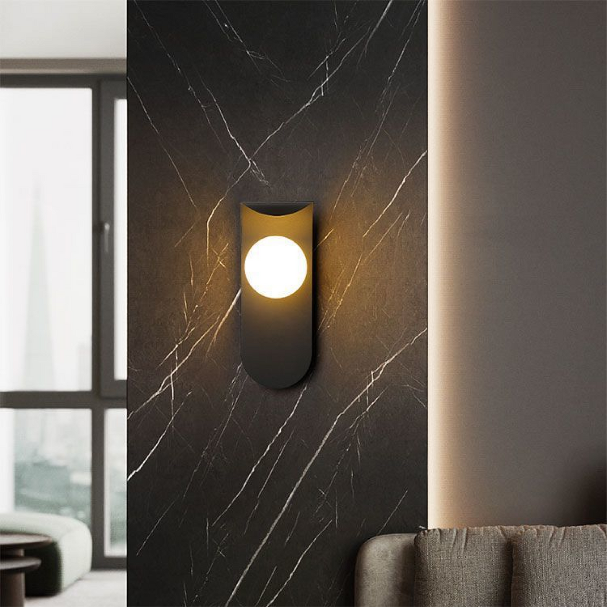 Nordycka minimalistyczna lampa ścienna z zakrzywionym panelem, matowym szklanym kloszem w kształcie kuli