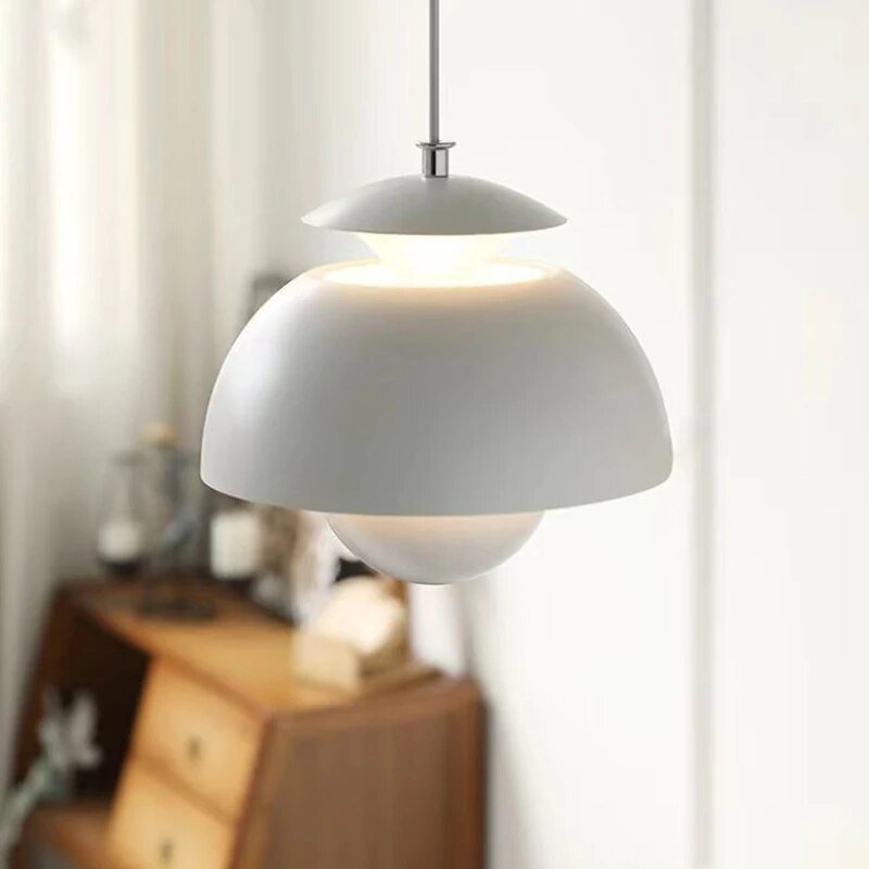 Skandynawska rzeźbiarska nordycka lampa wisząca z metalu w kształcie pąka kwiatu