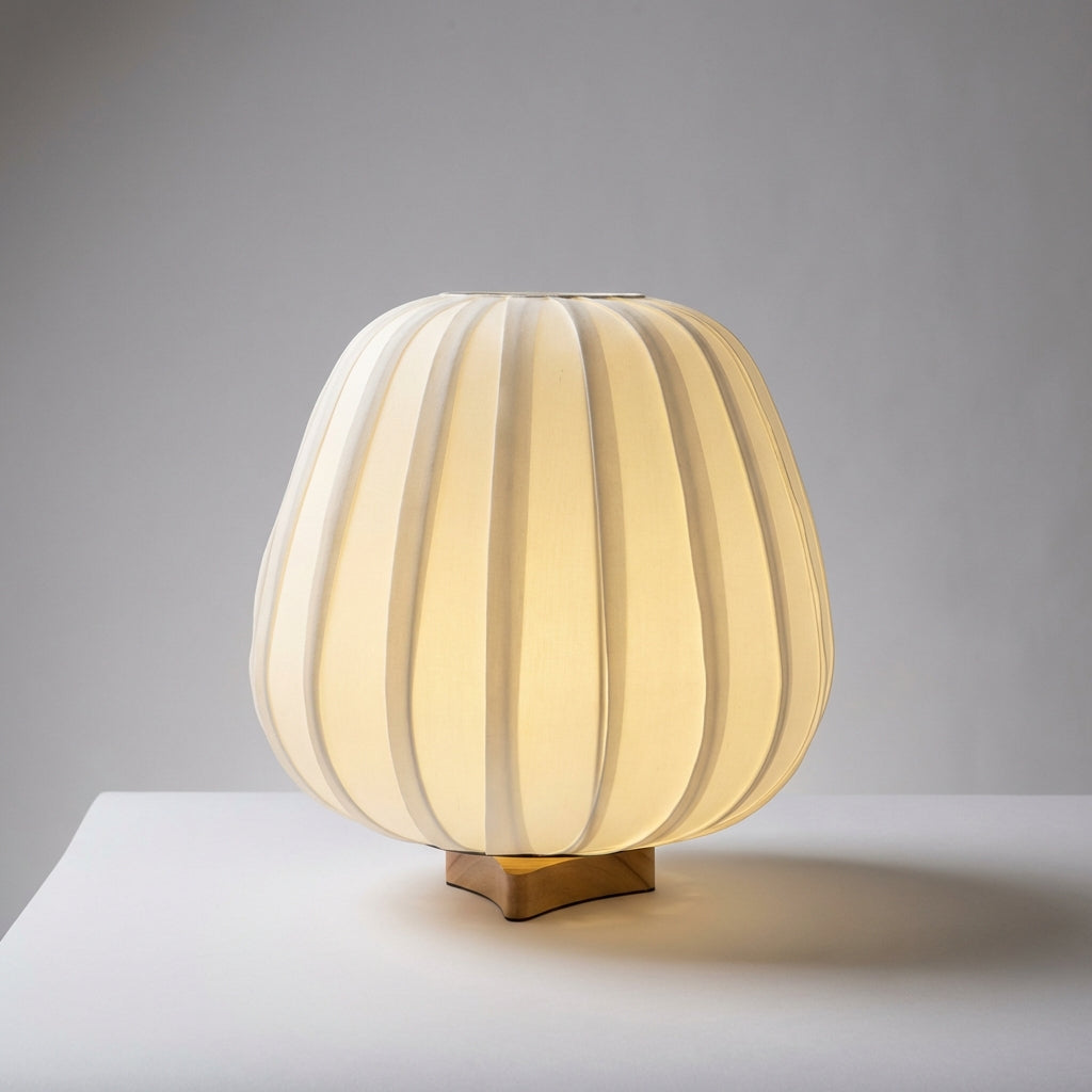 Minimalistyczna lampka stołowa z bambusową podstawą, materiałowym abażurem i kloszem