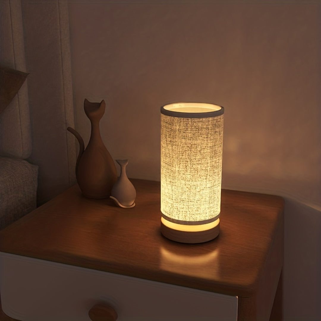 Lampa stołowa z podstawą z naturalnego drewna, lnianym kloszem i portem USB