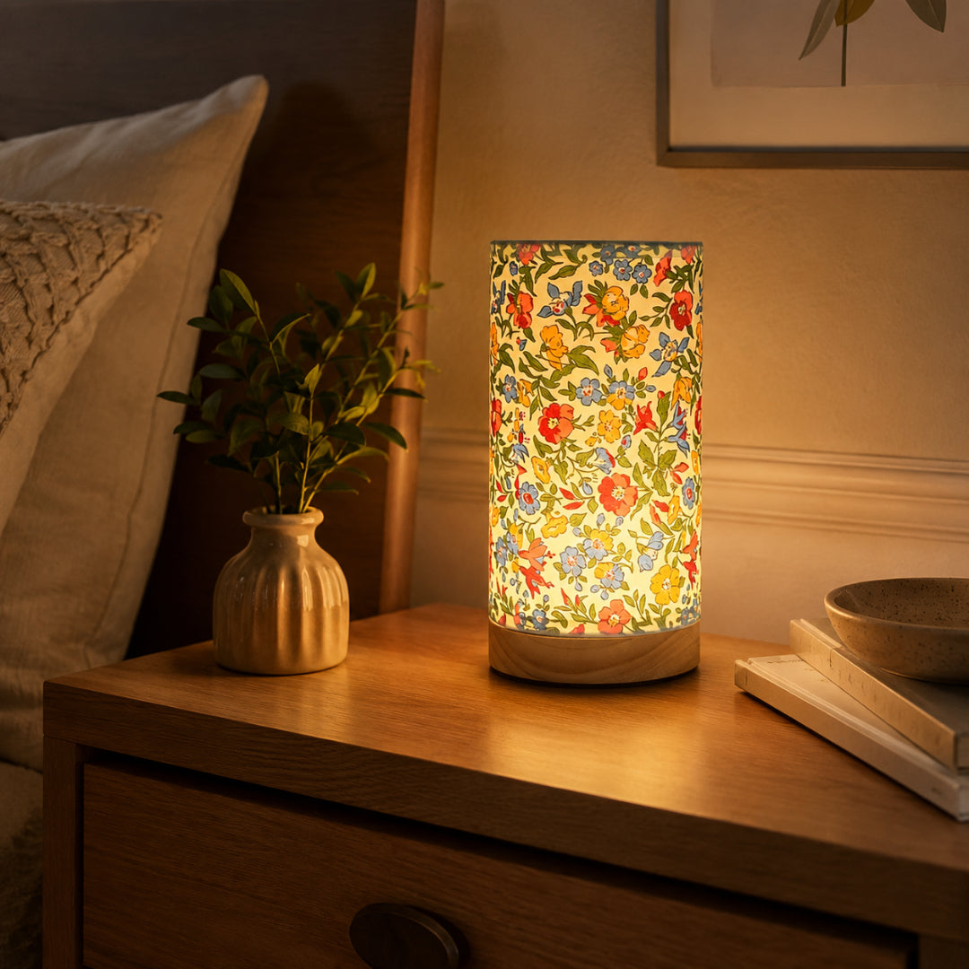 Lampa stołowa z podstawą z naturalnego drewna, lnianym kloszem i portem USB