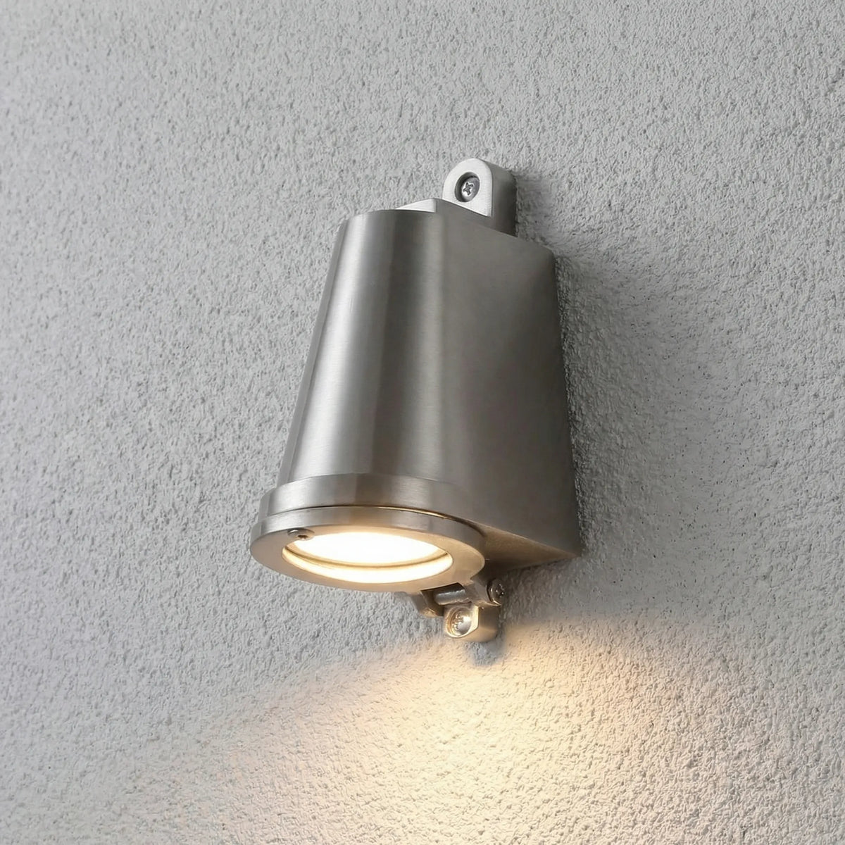 Smukła, kompaktowa metalowa lampa ścienna do zastosowań zewnętrznych, odporna na warunki atmosferyczne
