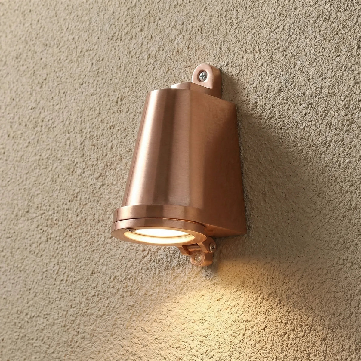 Smukła, kompaktowa metalowa lampa ścienna do zastosowań zewnętrznych, odporna na warunki atmosferyczne