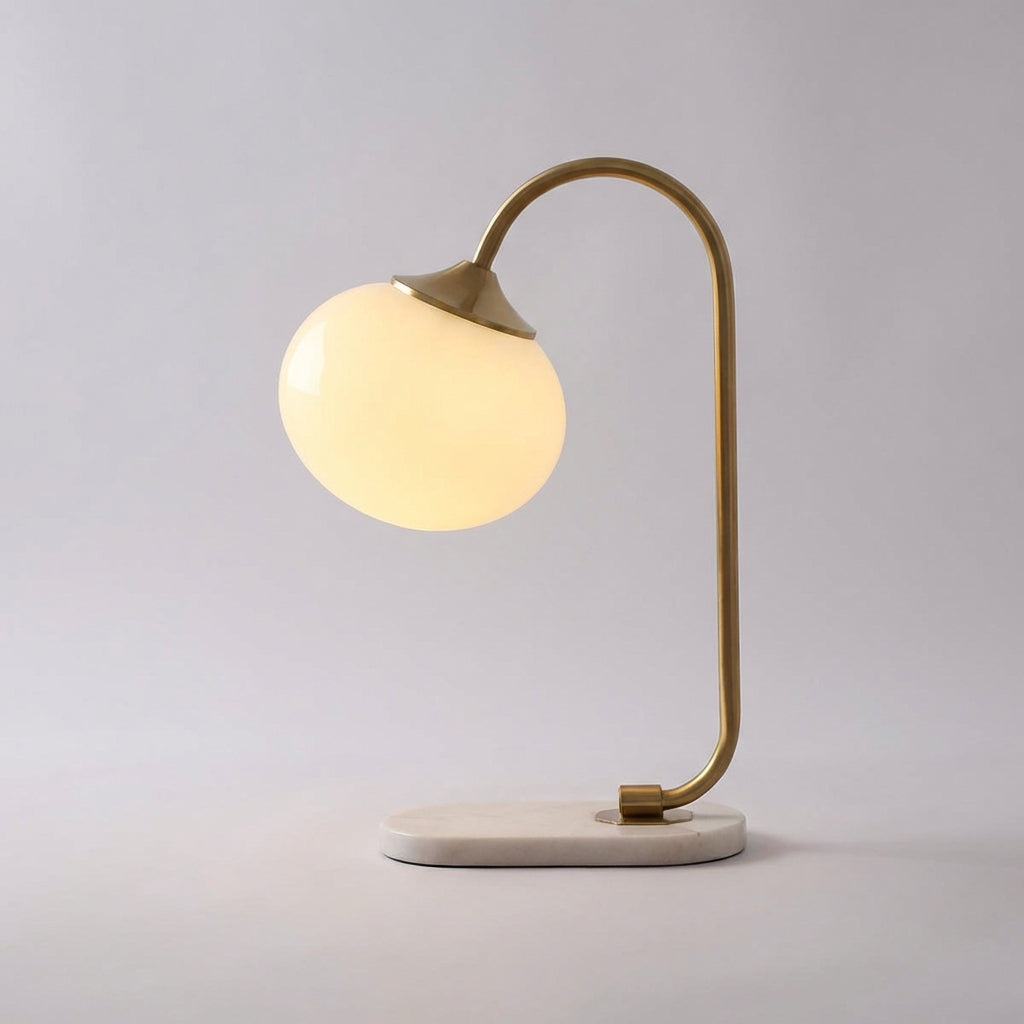 Lampa stołowa z zaokrąglonym szklanym kloszem i zakrzywionym metalowym trzonem