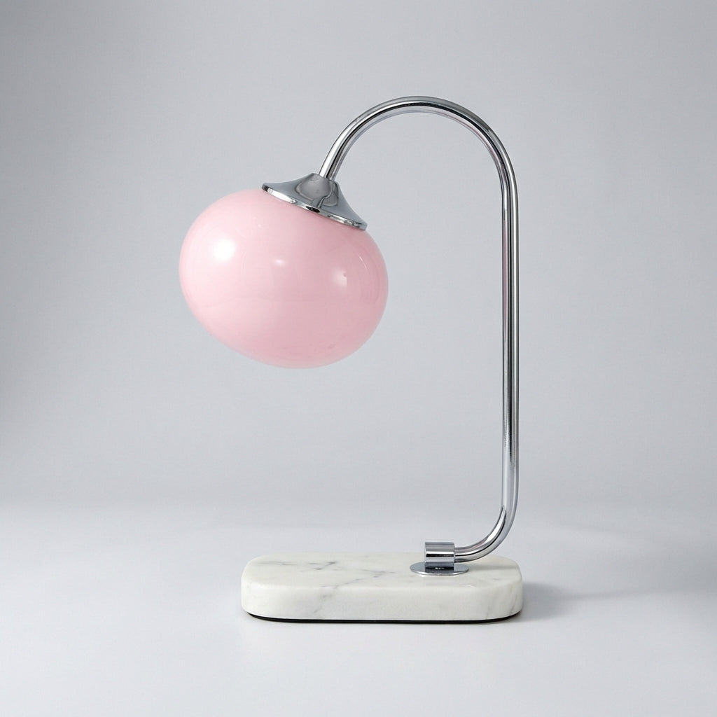 Lampa stołowa z zaokrąglonym szklanym kloszem i zakrzywionym metalowym trzonem