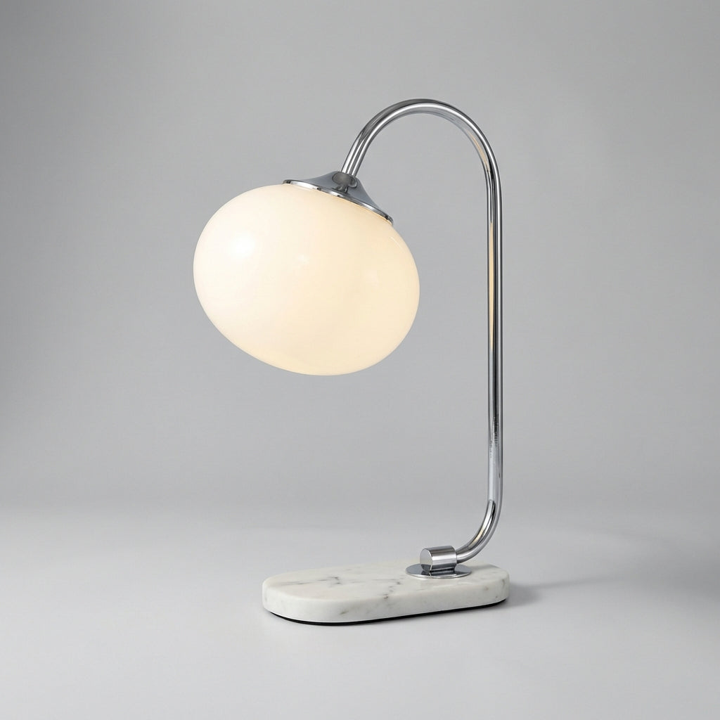 Lampa stołowa z zaokrąglonym szklanym kloszem i zakrzywionym metalowym trzonem