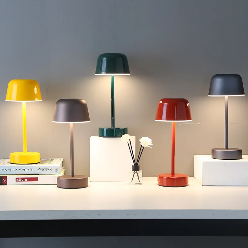 Elegancka bezprzewodowa lampa stołowa z funkcją ściemniania i regulacją temperatury barwowej
