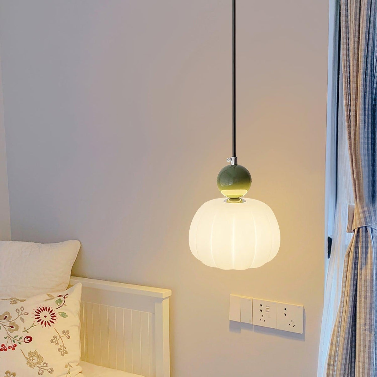 Wisząca lampa z okrągłym organicznym dyfuzorem akrylowym