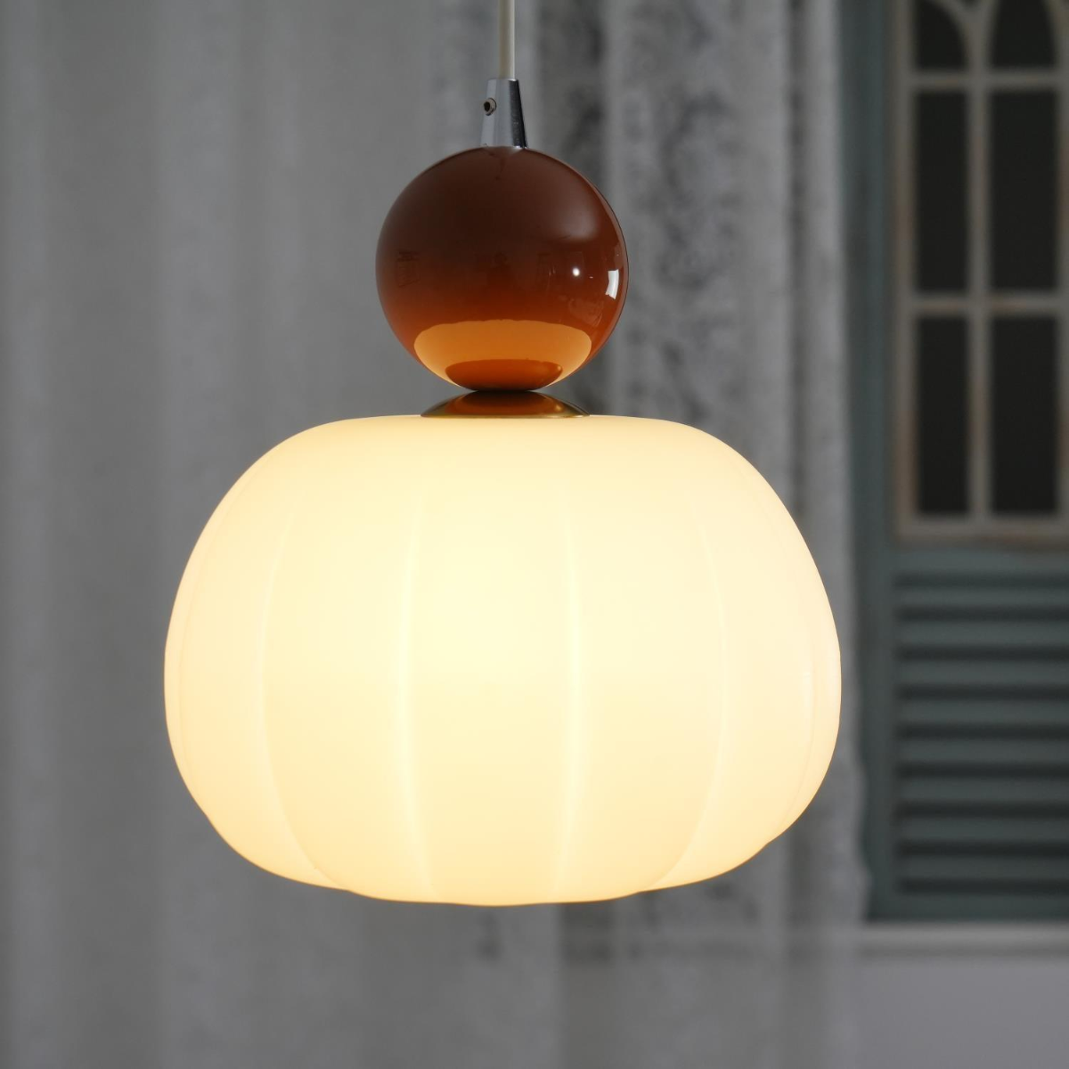 Wisząca lampa z okrągłym organicznym dyfuzorem akrylowym