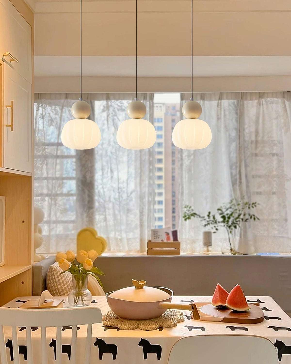 Wisząca lampa z okrągłym organicznym dyfuzorem akrylowym