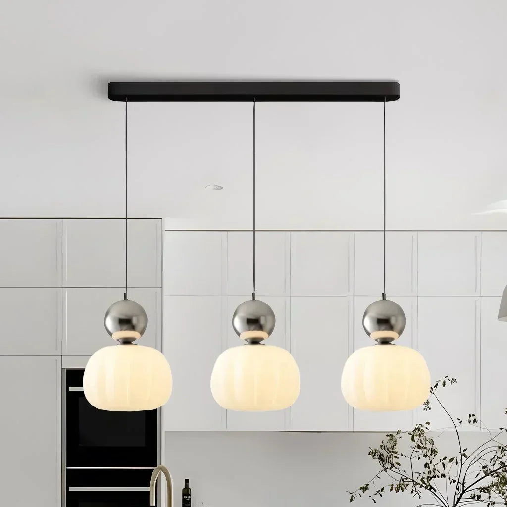Rzeźbiarska lampa wisząca Bauhaus z polerowaną kulą i karbowanym kloszem akrylowym