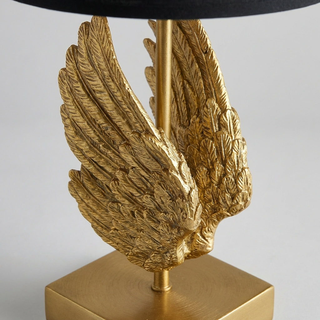 Rzeźbiarska metalowo-żywiczna lampa stołowa z motywem skrzydeł i tekstylnym kloszem