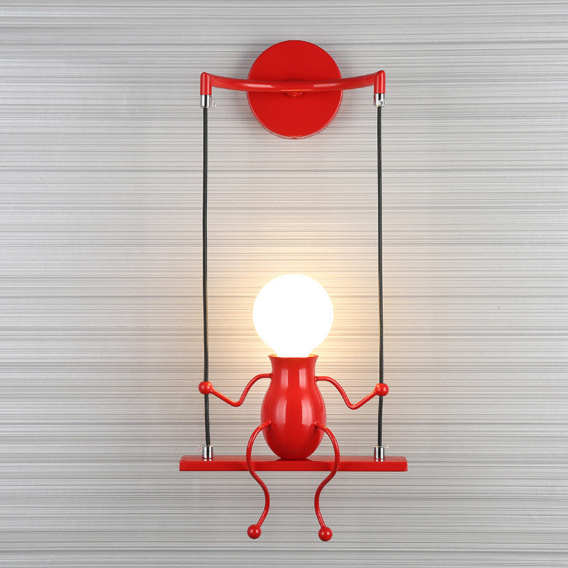 Trwała metalowa lampa ścienna z sylwetką kołyszącej się postaci