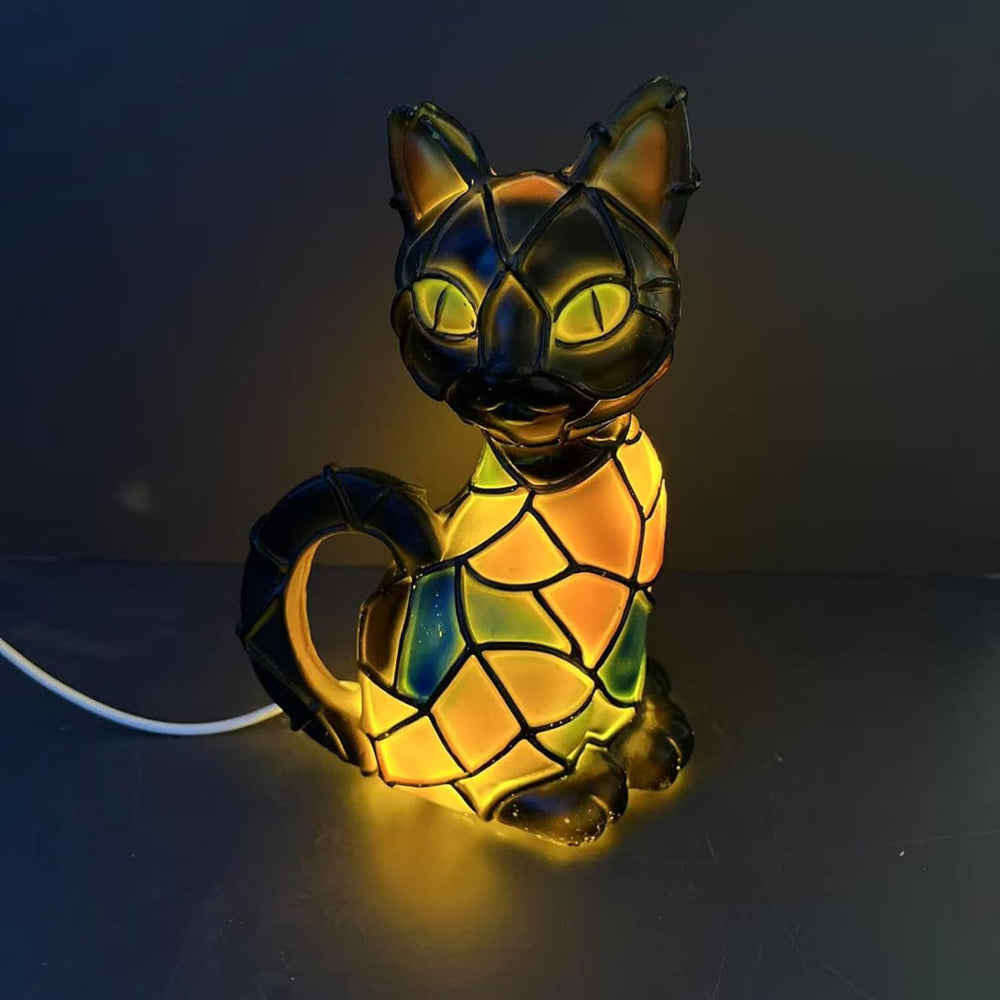 Lampa stołowa z figurką kota z mozaikowego witrażu w stylu Tiffany’ego
