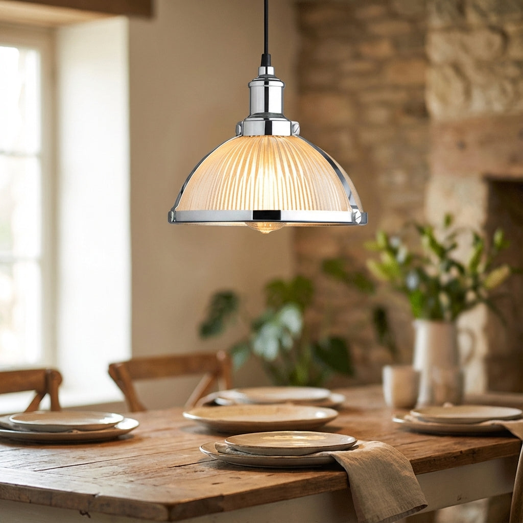 Retro lampa wisząca z ryflowanym szklanym kloszem, metalową ramą i pojedynczym źródłem światła