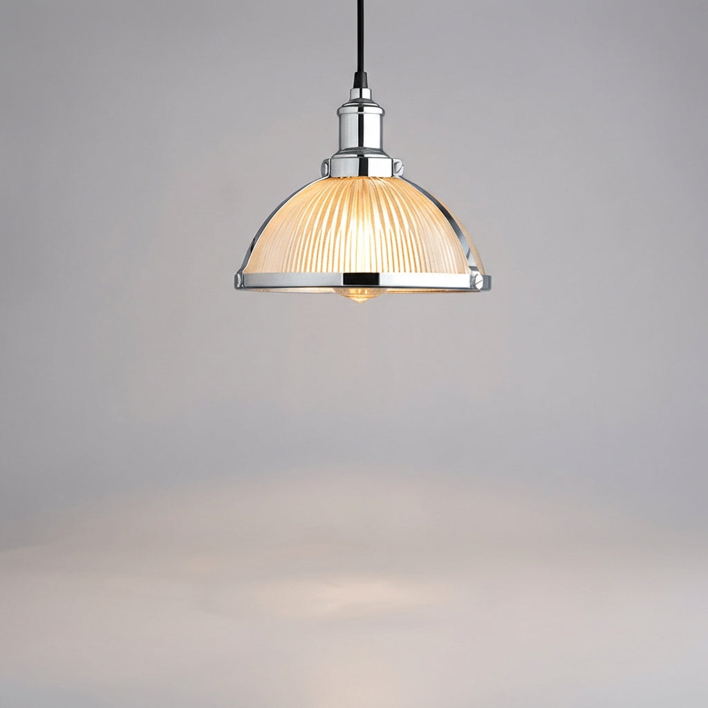 Retro lampa wisząca z ryflowanym szklanym kloszem, metalową ramą i pojedynczym źródłem światła