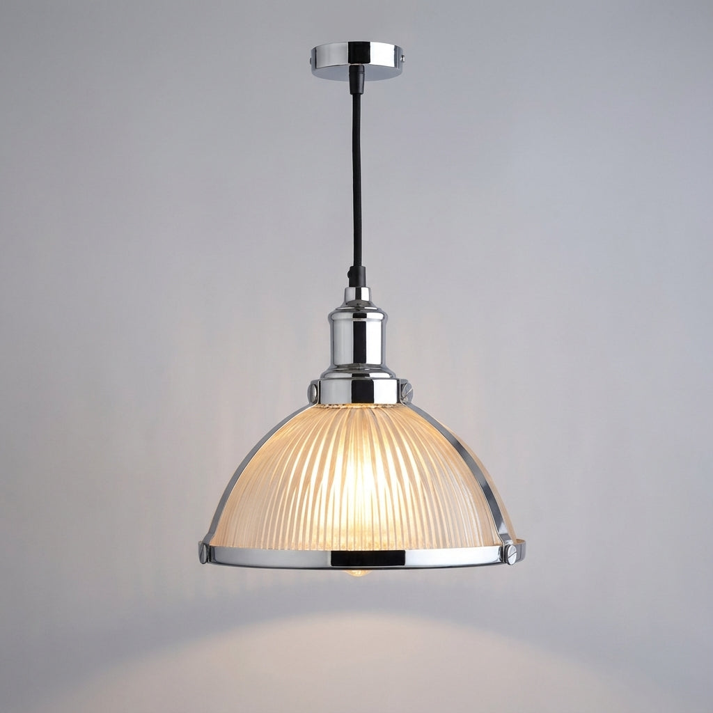 Retro lampa wisząca z ryflowanym szklanym kloszem, metalową ramą i pojedynczym źródłem światła
