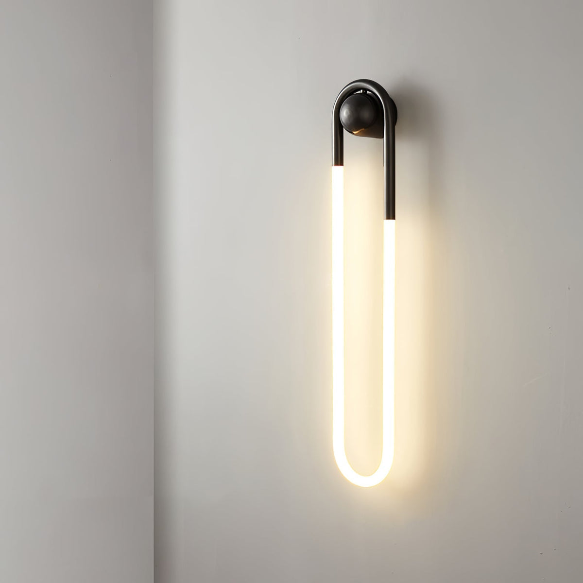 Minimalistyczna architektoniczna lampa ścienna z mosiężną ramą w kształcie pętli